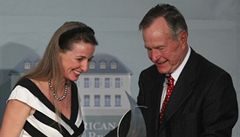 Gabriela von Habsburg má i vlivné známosti. Na snímku z roku 2008 pedává cenu Georgi Bushovi.